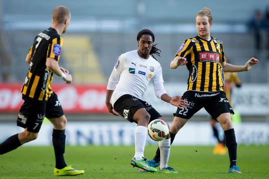 Örebros Ayanda Nkili mellan Häckens Simon Gustafson och