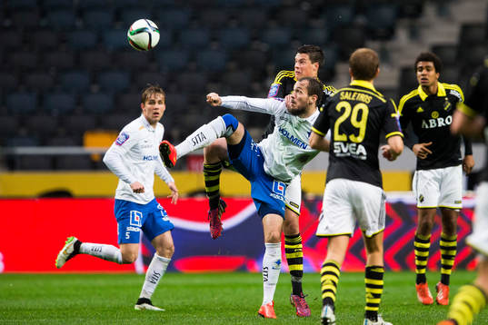 s Sauli Väisänen i kamp om bollen