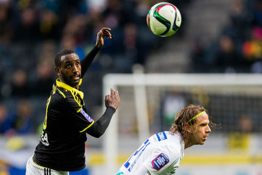 s Henok Goitom i en nickduell med Norrköpings Andreas