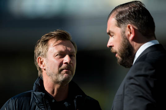 Häckens tränare Peter Gerhardsson i samspråk med