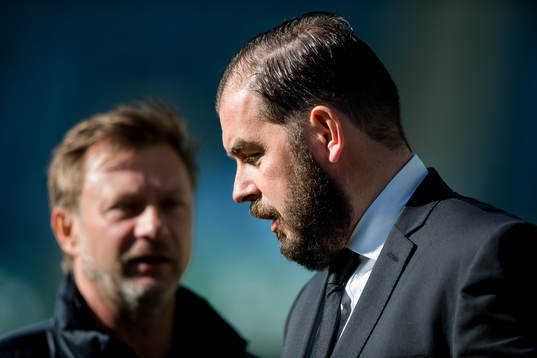 Örebros tränare Alexander Axén i samspråk med Häckens