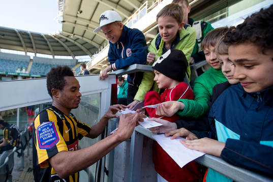 Häckens Nasiru Mohammed skriver autografer