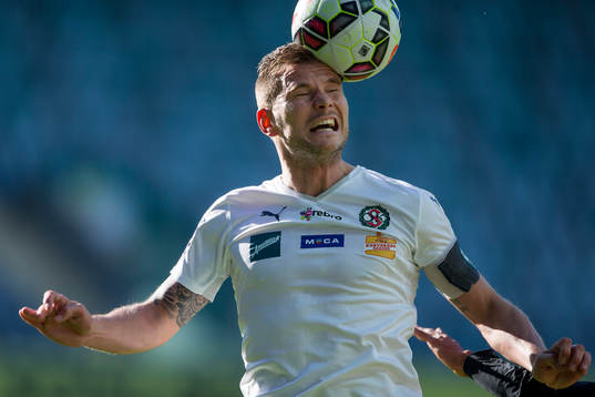 Örebros Robert Åhman Persson nickar undan bollen