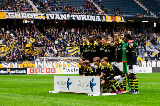 s spelare ställer upp sig för en gruppbild innan