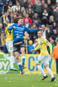 Halmstads Shkodran Maholli i luftduell med Falkenbergs