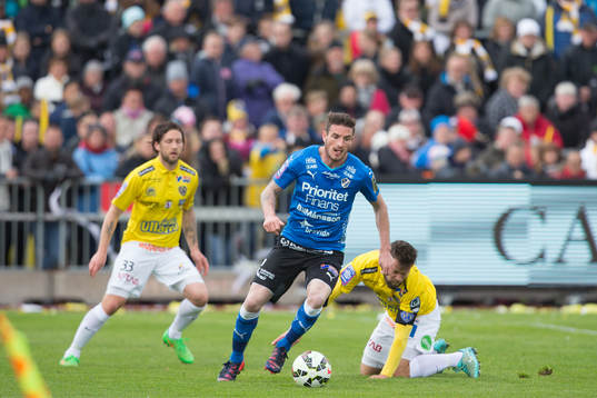Halmstads James Keene (med bollen)