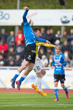 Halmstads Shkodran Maholli och Falkenbergs Dan Keat