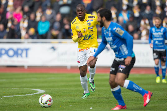 Falkenbergs Hakeem Araba (i bakgrunden)