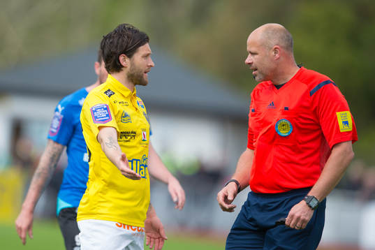 Falkenbergs Tibor Joza i diskussion med Domaren Martin