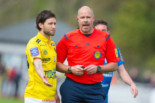 Falkenbergs Tibor Joza i diskussion med Domaren Martin