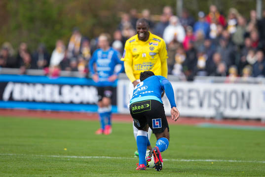 En Halmstads spelare lägger upp bollen för friskark medan