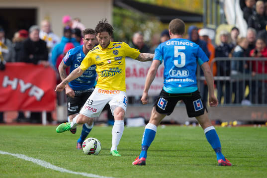Falkenbergs Tibor Joza (med bollen)