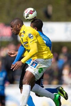 Falkenbergs Hakeem Araba i luftduell med en Halmstads