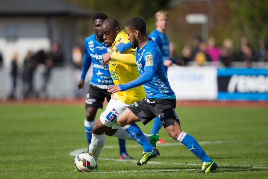 Falkenbergs Hakeem Araba (i gult)