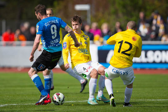 Halmstads James Keene (med ryggen i bild till vänster) och