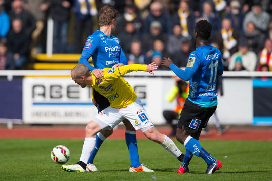 Falkenbergs Christoffer Carlsson (i gult)