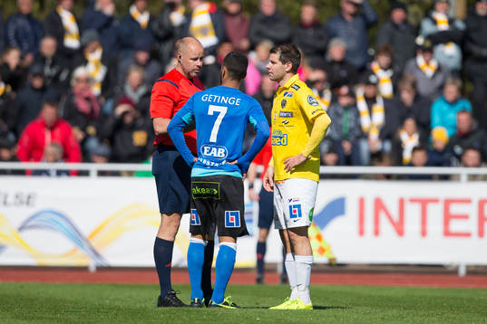 Domaren Martin Hansson pratar med Halmstads Junes Barny