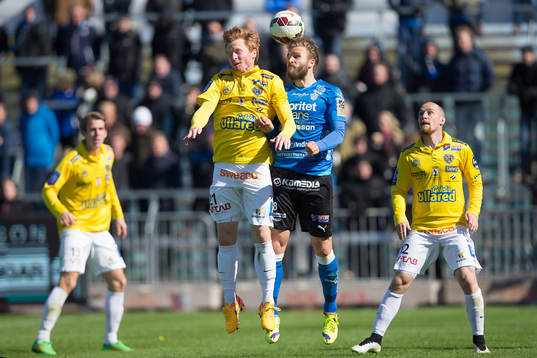 Falkenbergs Dan Keat i luftduell med en Halmstads spelare