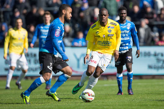 Halmstads Junes Barny (med bollen) och Falkenbergs Hakeem