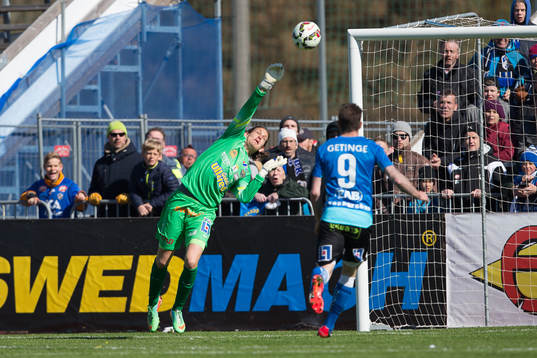 Falkenbergs Målvakt Otto Martler och Halmstads James Keene