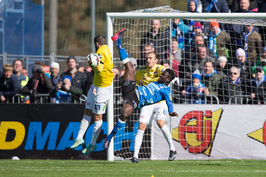 Halmstads King Osei Gyan försöker sig på en cykelspark