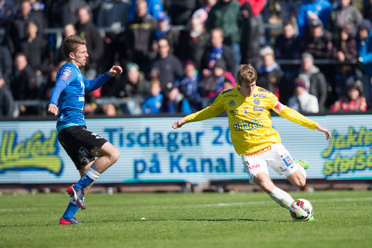 Halmstads Shkodran Maholli och Falkenbergs Adam Eriksson