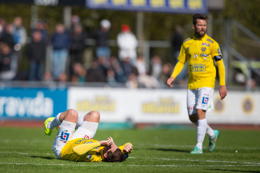Falkenbergs Stefan Rodevåg ligger på marken