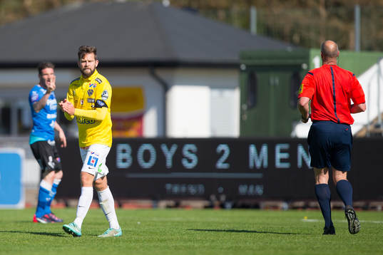 Halmstads James Keene (i bakgrunden till vänster) är