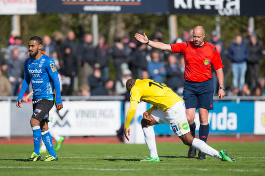 Falkenbergs Hakeem Araba och domare Martin Hansson