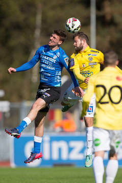 Falkenbergs David Svensson (till höger) i luftduell med en