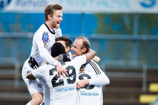 Östersunds spelare jublar