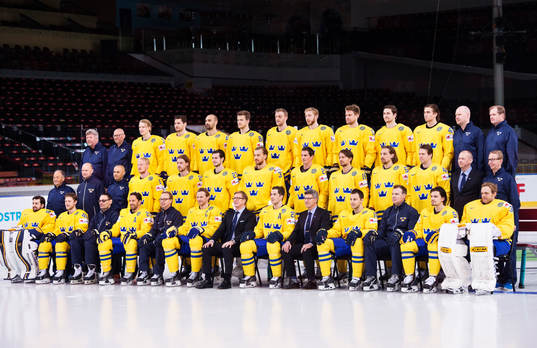 Ett lagfoto tas på Sveriges ishockeylandslags träning