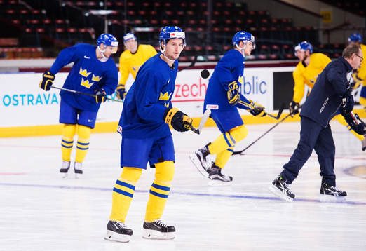 Filip Forsberg trixar med en puck på Sveriges