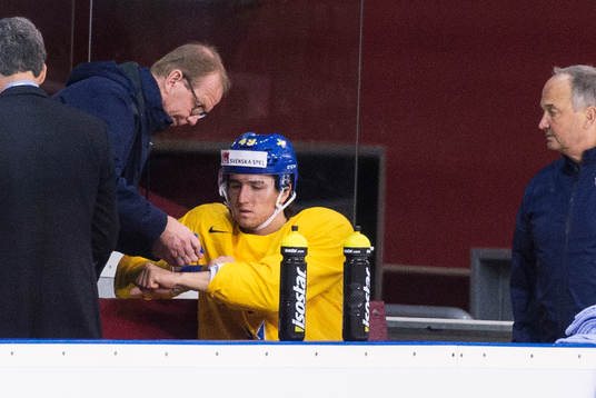 Victor Rask får hjälp att linda sina handleder på