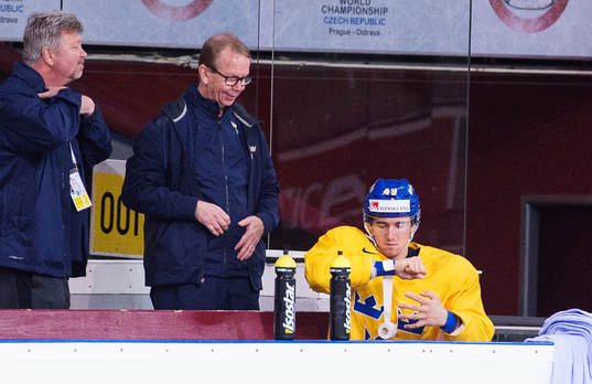 Victor Rask får hjälp att linda sina handleder på