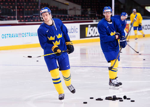 Filip Forsberg trixar med en puck på Sveriges
