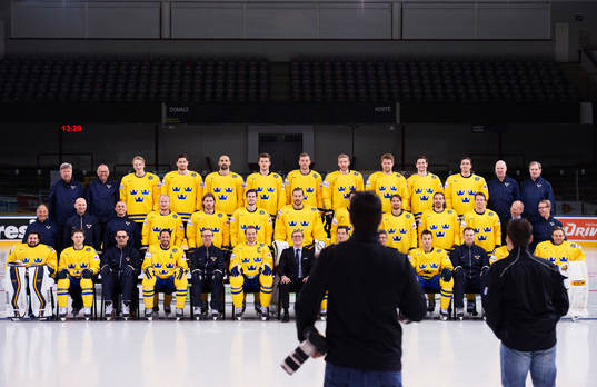 Ett lagfoto tas på Sveriges ishockeylandslags träning
