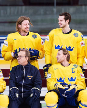 Elias Lindholm och Oliver Ekman Larsson skojar med varandra