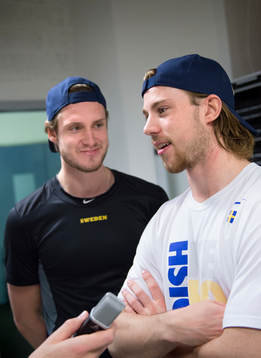 Oliver Ekman Larsson retar Elias Lindholm när han blir