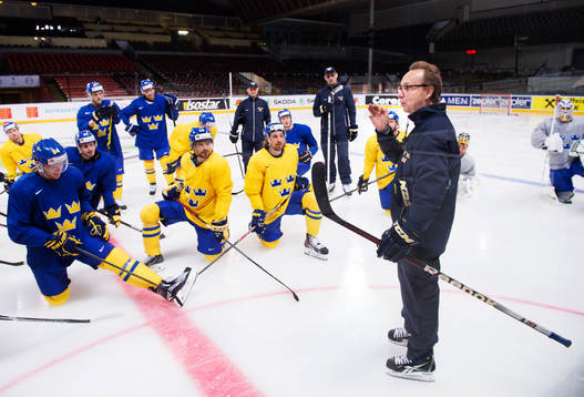 Förbundskapten Pär Mårts har en genomgång på Sveriges