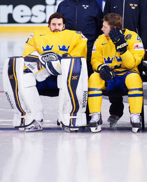 Målvakt Jhonas Enroth och Oscar Möller vid en
