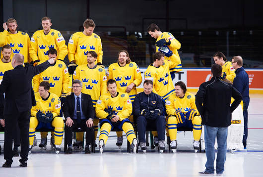 Nicklas Danielsson hjälper Filip Forsberg upp vid en