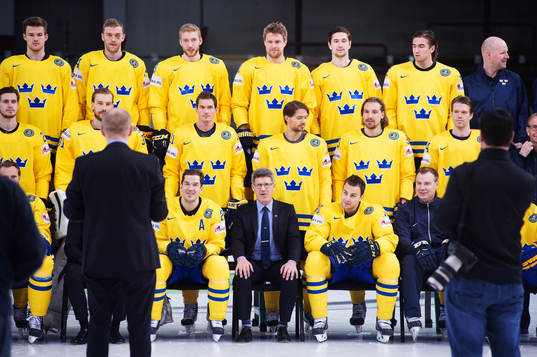 Spelare och ledare vid en lagfotografering på Sveriges