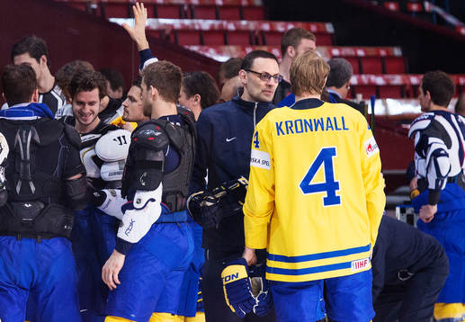 Assisterande tränare Peter Popovic pratar med Staffan