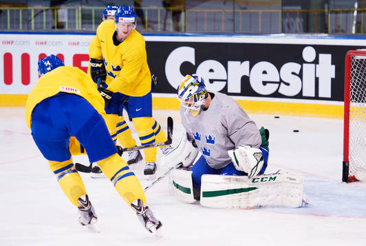 Målvakt Anders Nilsson räddar ett skott på Sveriges