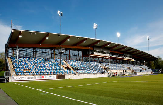 Stora läktaren på Kopparvallen före fotbollsmatchen i