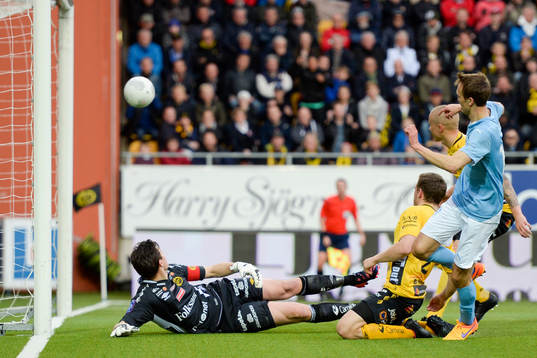 Malmö FFs Magnus Wolff Eikrem gör 0-1 bakom Elfsborgs