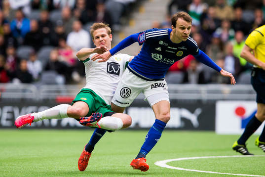 Hammarbys Erik Israelsson får sig en smäll av Sundsvalls