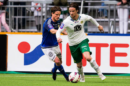 Hammarbys Linus Hallenius jagas av Sundsvalls Eric Larsson