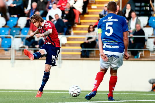 Djurgårdens Daniel Berntsen gör 0-1-målet vid